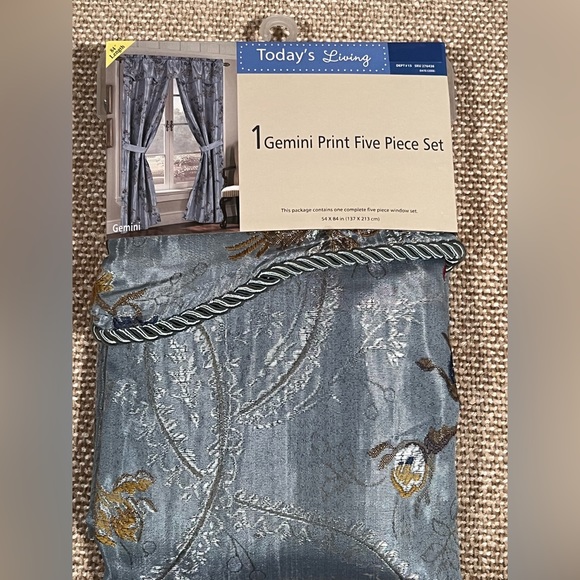 🆕 5 piece curtain set 54x84in - Picture 2 of 7